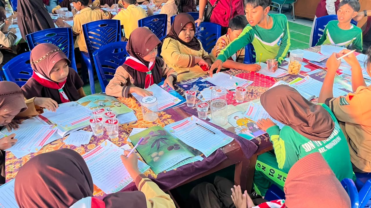 SD 01 Ngadirejo Membaca di Perpustakaan Desa Ngadirejo