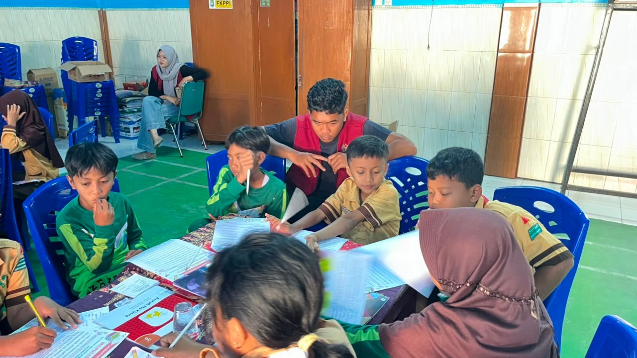 SD 01 Ngadirejo Membaca di Perpustakaan Desa Ngadirejo